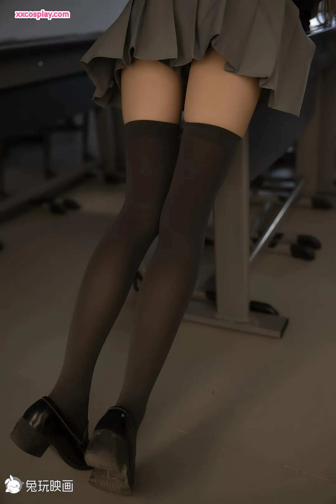 兔玩映画：下课后趴桌子诱惑